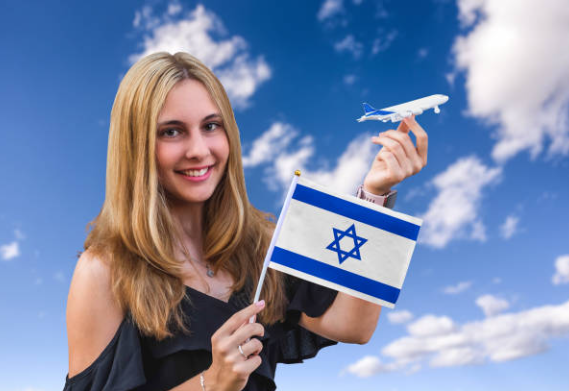 девушка с флагом и самолет