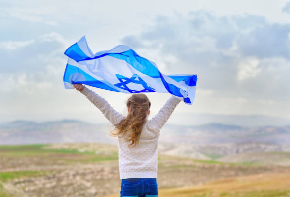 Девушка с флагом Израиля